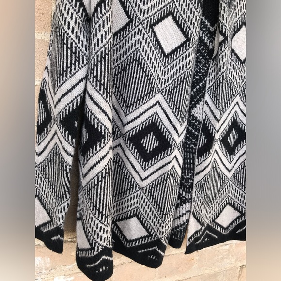Old Navy Size XS Geometric Design Open Sweater. Black And Tan - Picture 4 of 4
